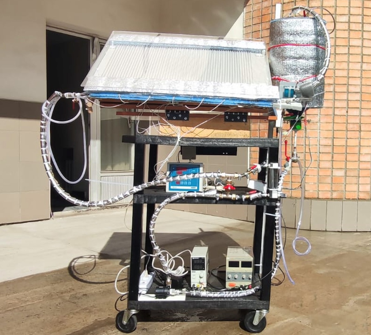 Экспериментальный стенд для исследования процессов прямого поглощения солнечного излучения в жидкостях. Источник: Инна Михайлова