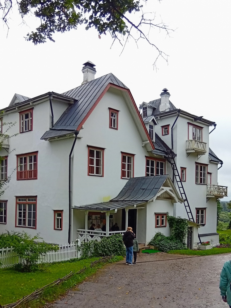 Большой дом усадьбы Поленова. Фото из личного архива автора.