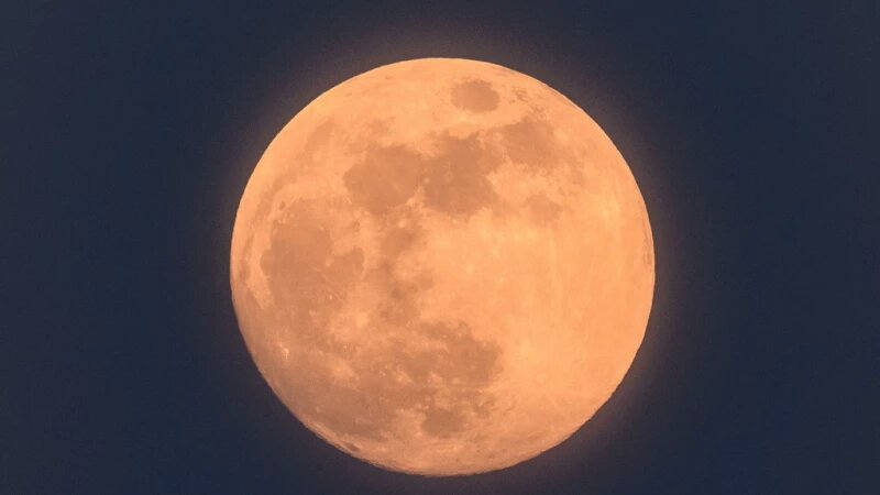     Барнаульцы увидели кровавую Луну до полного затмения 13 марта. Дмитрий Лямзин