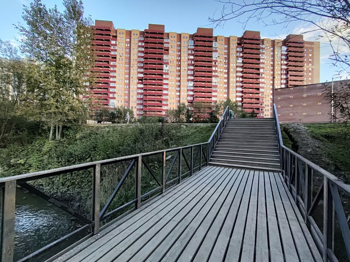 Это вид, если обернуться назад