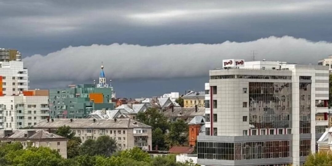 Облачное цунами накрыло Хабаровск и задержало рейс