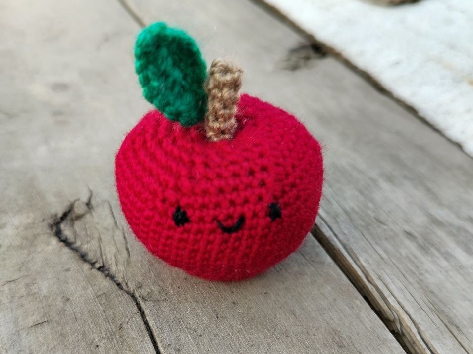 Такое вязаное яблочко хорошо получается даже у начинающих