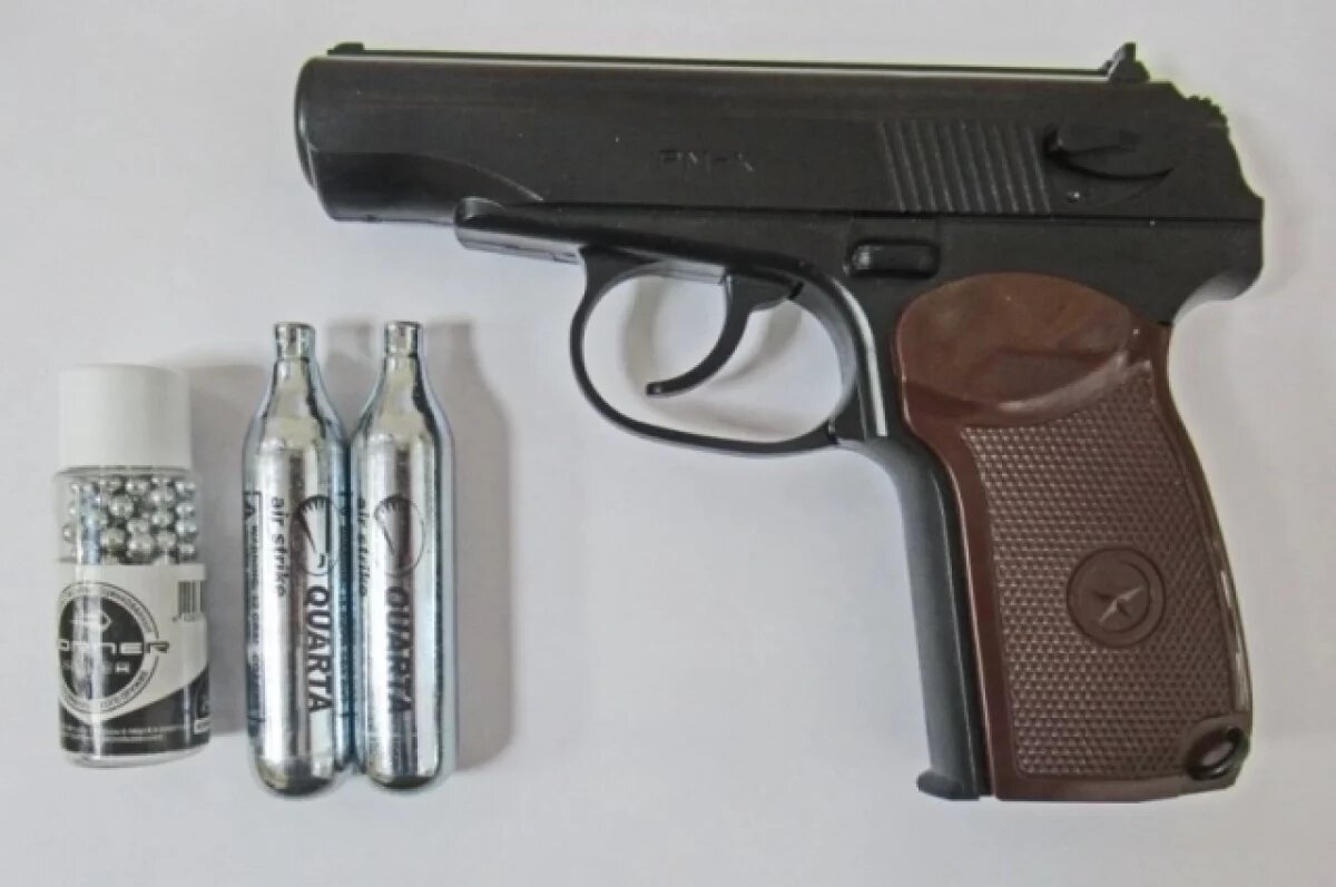    В Омске стреляли в первокурсника прямо на крыльце колледжа