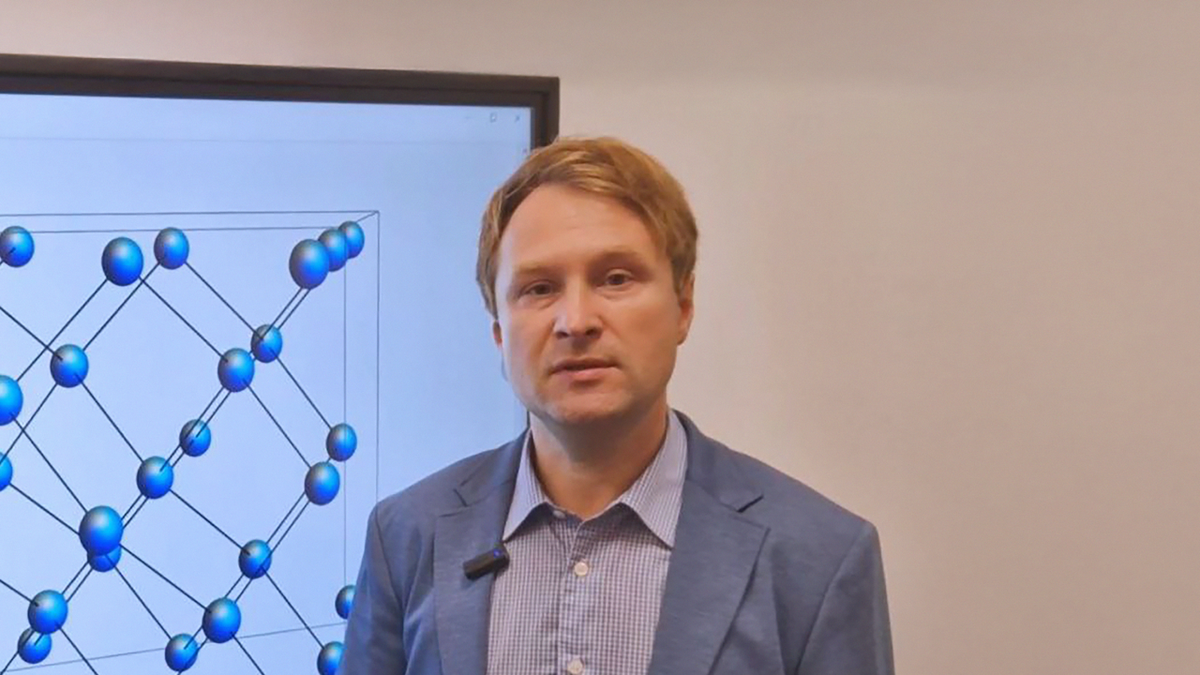 Дмитрий Макаров, руководитель лаборатории, доктор физико-математических наук, профессор кафедры фундаментальной физики САФУ