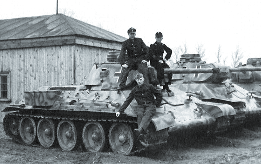 Захваченные вермахтом советские Т-34-76, поставленные в строй.