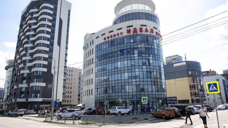     Парковка на Красноармейском проспекте, 47а и углу ул. Пролетарской, 127 в Барнауле. Анна Зайкова