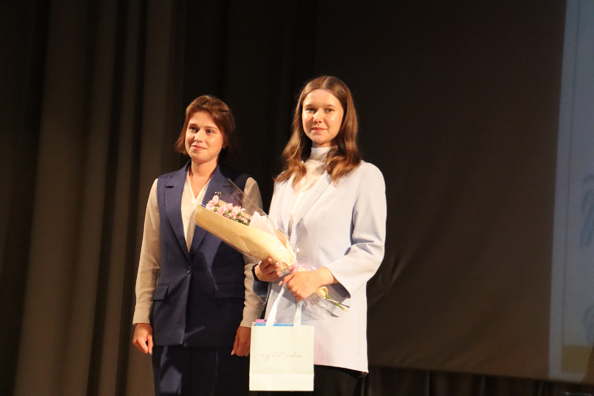 2.	На фото: Юлия Пылова «Учитель года Саянского района-2025» (слева) и молодой специалист Анастасия Энгель. 