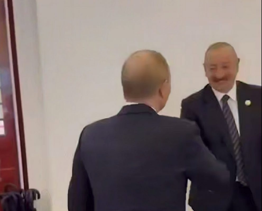   Владимир Путин подтвердил, что перекинулся в Алиевым парой фраз. Фото: соцсети