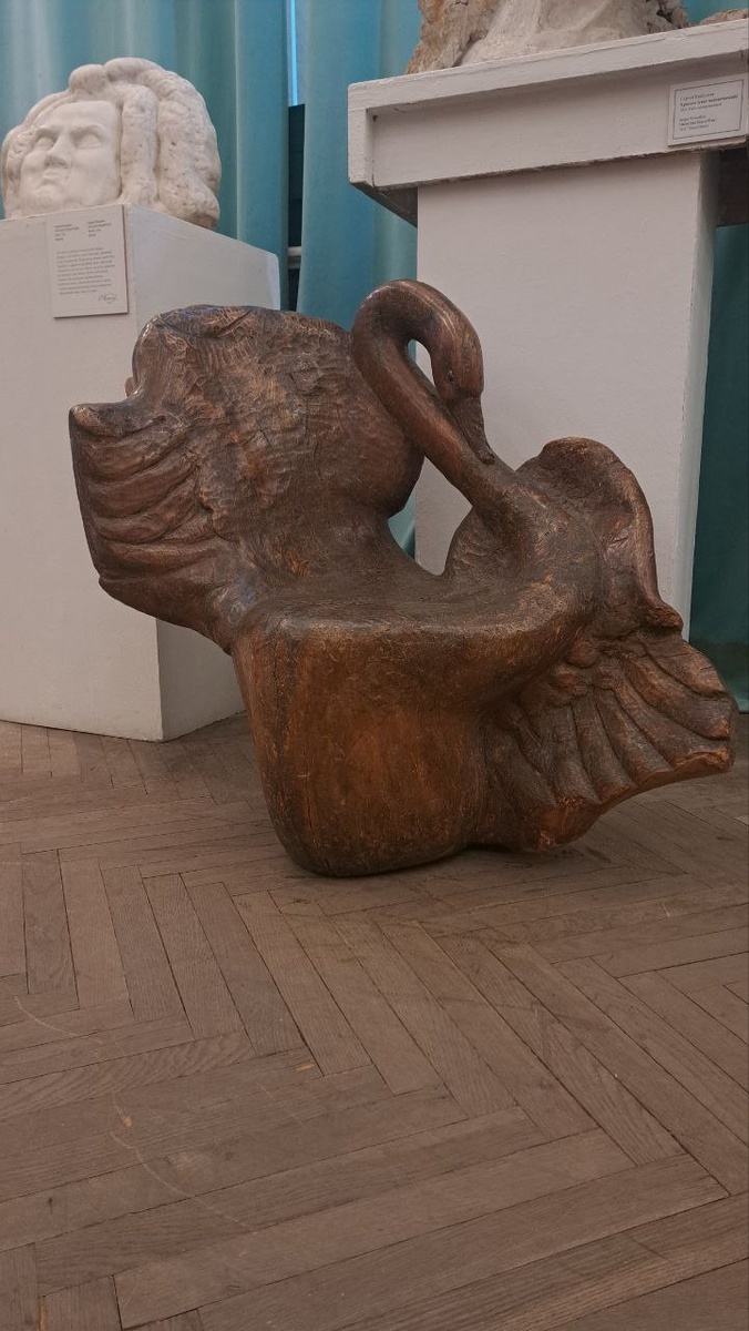 Кресло-лебедь. Изготовлено для жены Мастера - Маргариты. Говорят, оно очень понравилось Элеоноре Рузвельт, но хозяйка отказалась продать его.