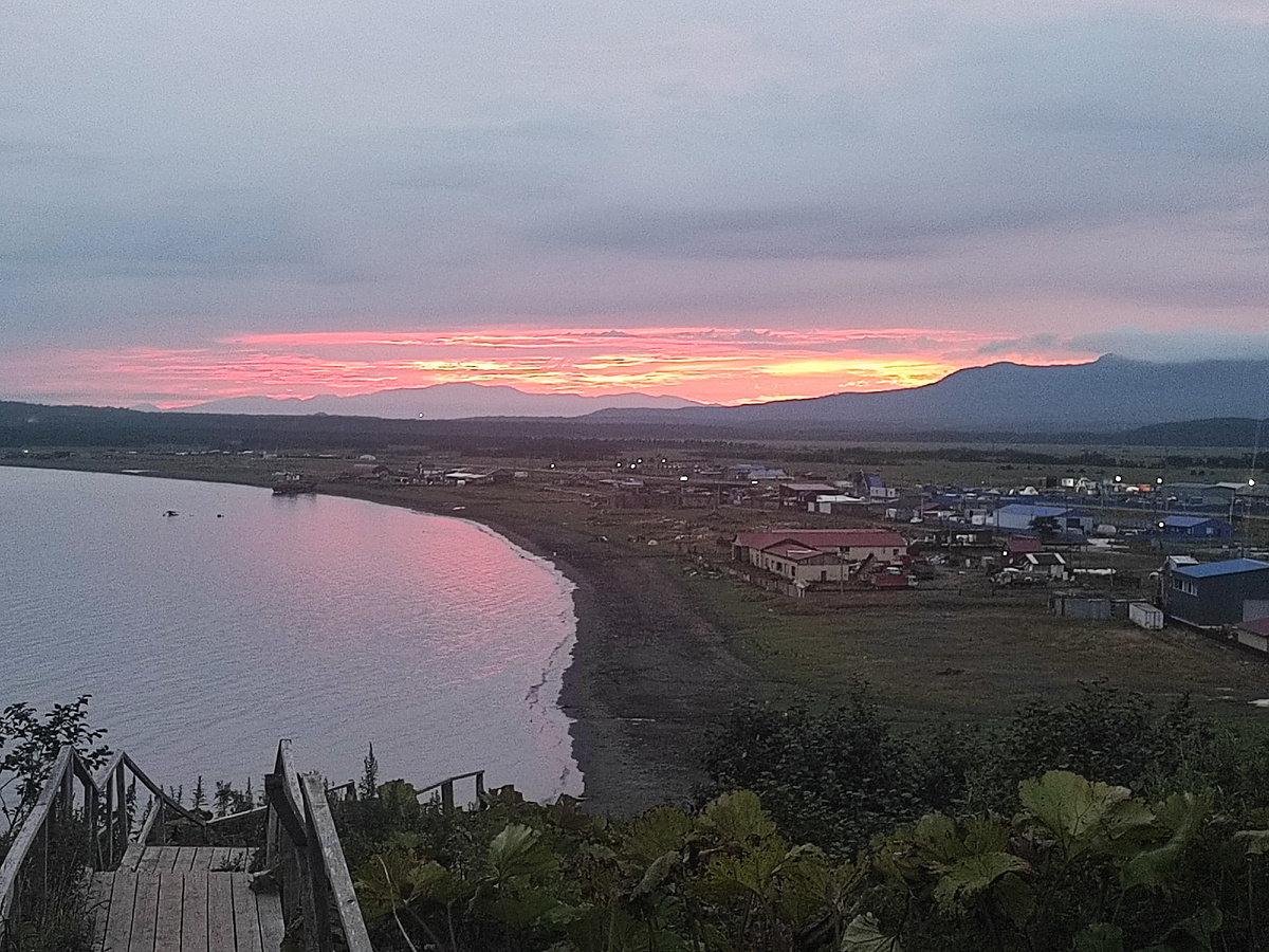 закат на острове Кунашир, пгт Южно-Курильск