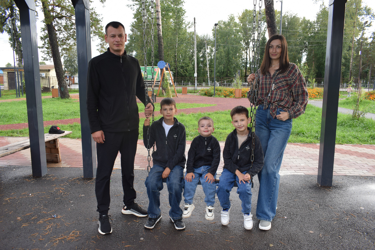 Семья Давыденко любит проводить время вместе. На фото (слева-направо): Сергей, Егор, Демид, Ефим и Мария. 