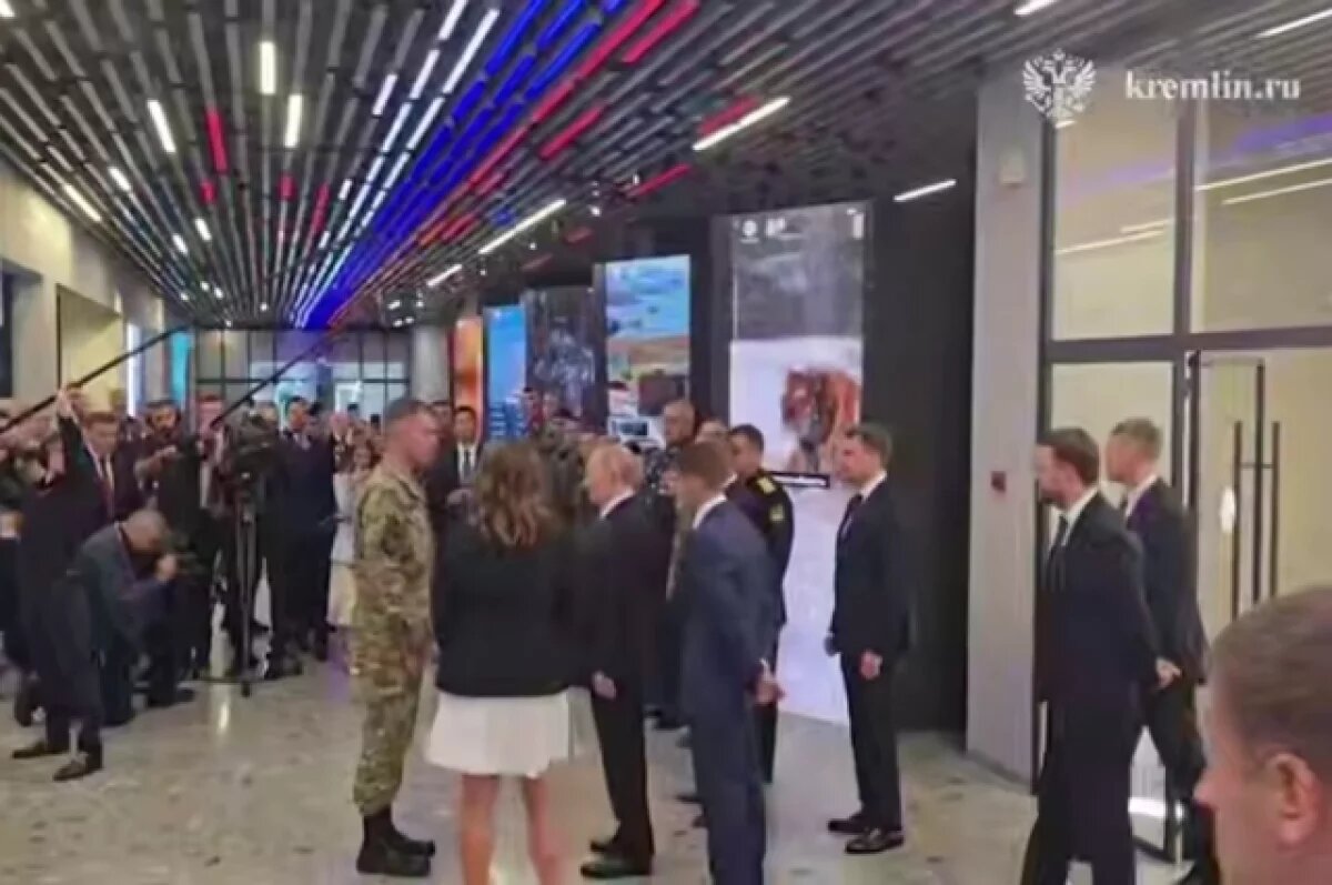    Путин посетил во Владивостоке музей 155-й бригады морской пехоты ТОФ