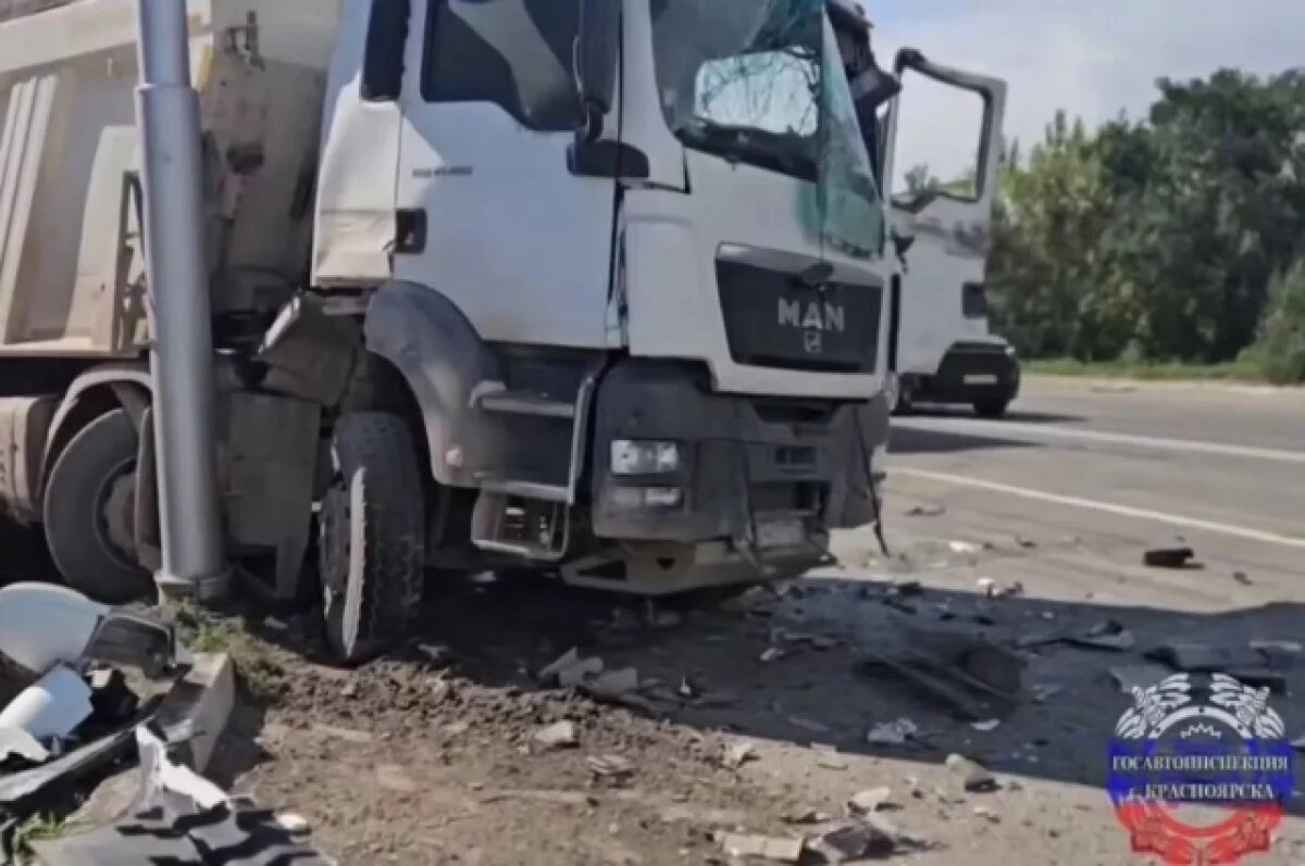    В Красноярске водитель погиб в лобовом столкновении двух грузовиков