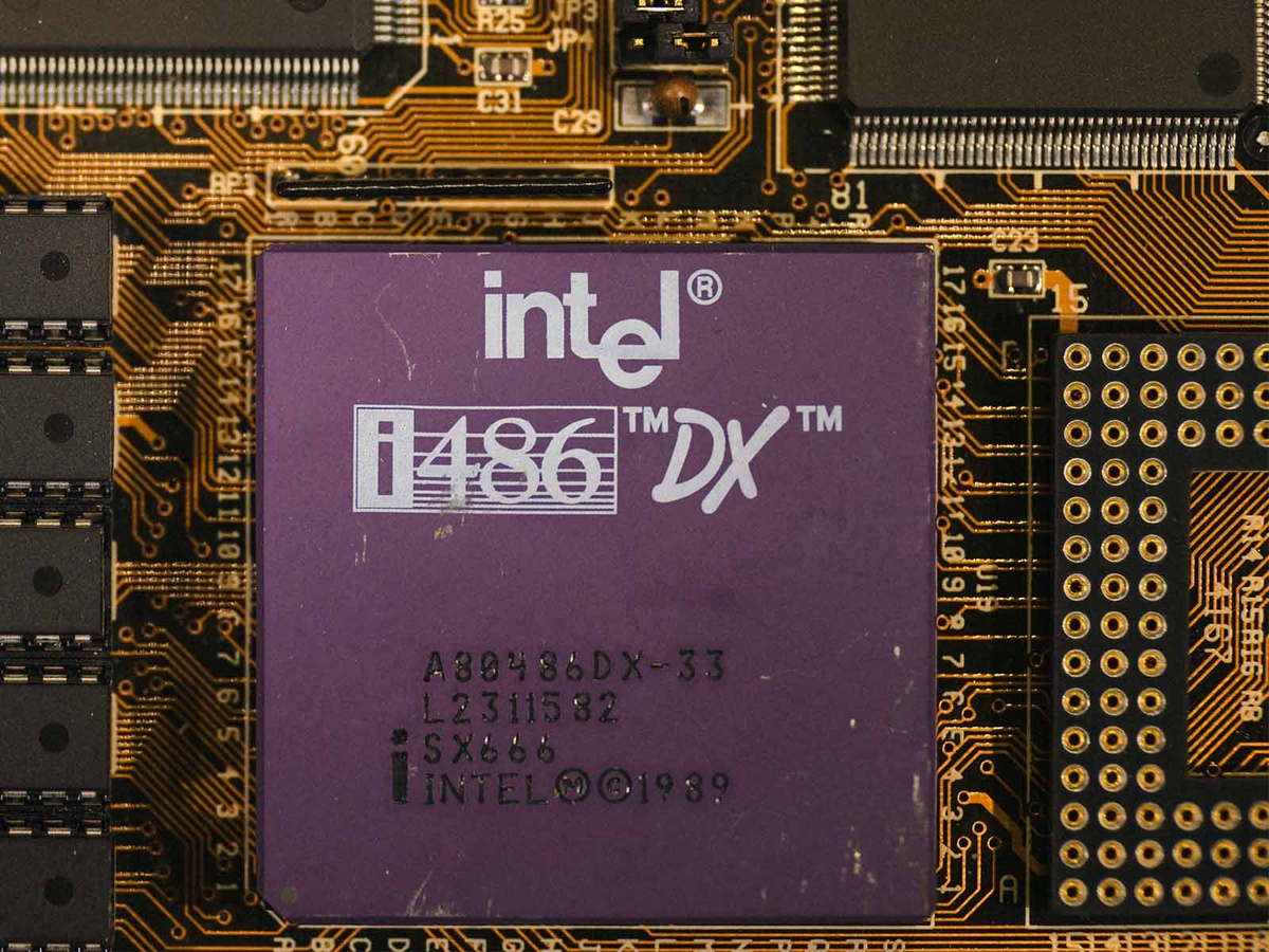 Источник фото: https://unsplash.com/photos/a-close-up-of-a-computer-mother-board-8CWJa5fFJpk