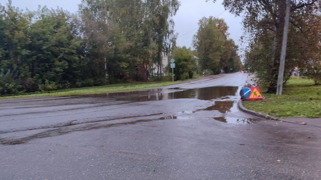    Улицу Пионерскую в Кирове затопило после таинственного сброса воды