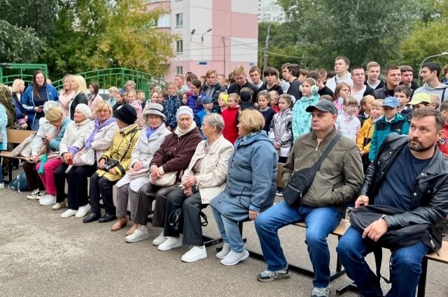    На мероприятии собрались не только школьники и учителя, но и родственники героев, партийные активисты, жители Индустриального района. Фото: Единая Россия в Пермском крае