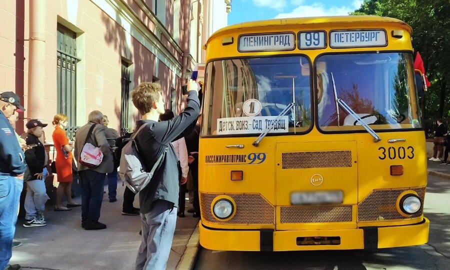 В рамках акции «Ленинградский рейс» колонна ретротехники прошла по первому в городе автобусному маршруту