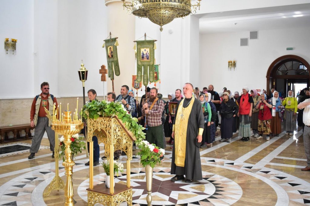    Верующие готовятся к крестному ходу