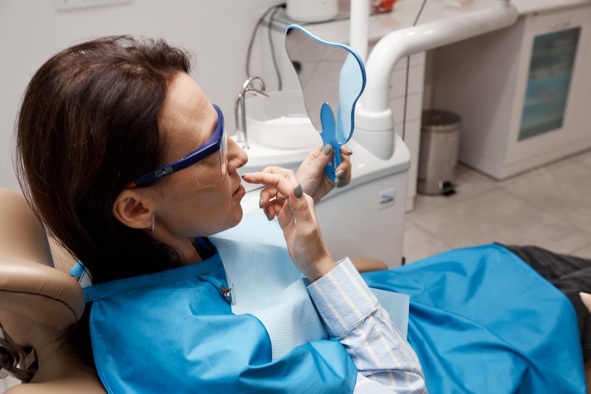 Установка зубных коронок в Дентру