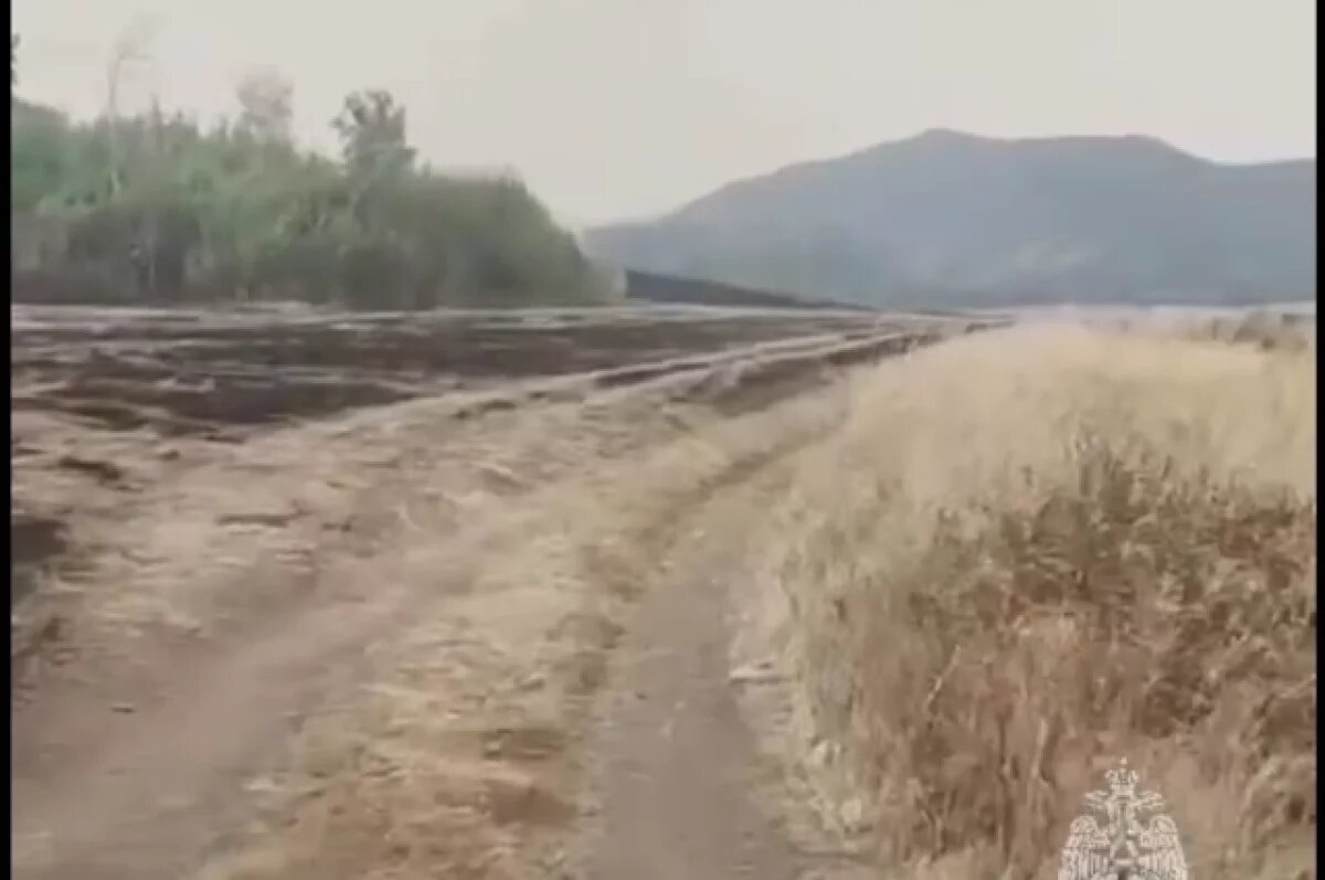    На востоке Оренбуржья 60 человек и 23 единицы техники тушат пожар