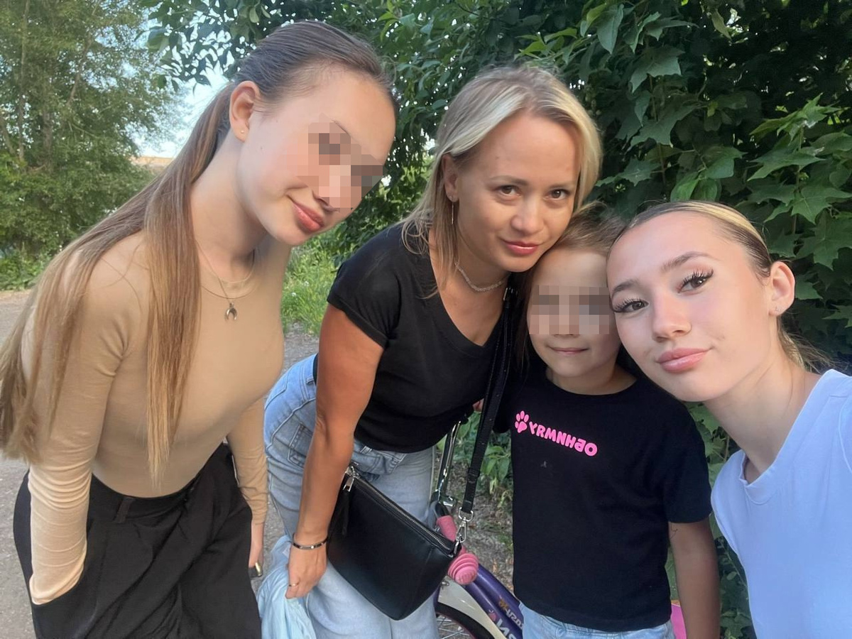 Алина со своими дочками