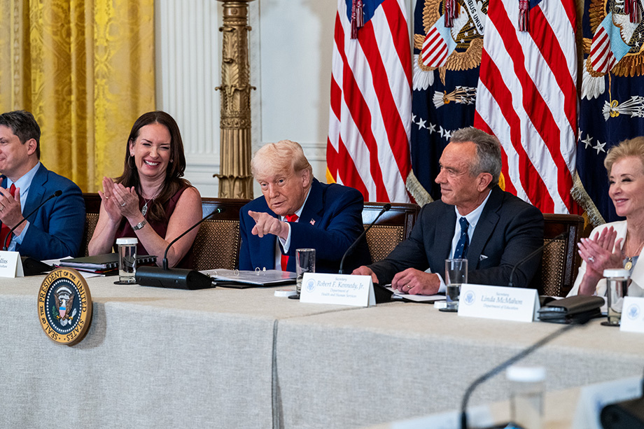 Дональд Трамп выступает с речью, объявляя о создании новой президентской комиссии по оздоровлению Америки. | Фото: Joyce N. Boghosian/The White House/Flickr/Public Domain