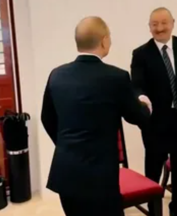 Быстрое рукопожатие на ходу...