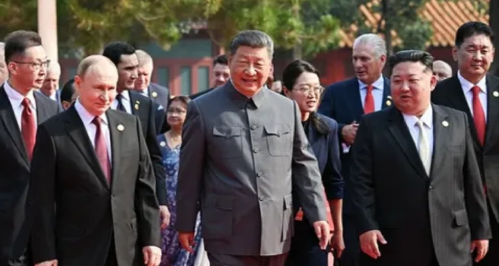 Си принимает друзей.