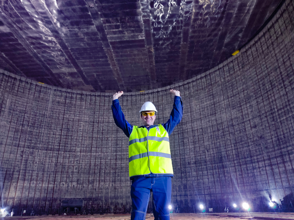 Кузнецов Александр Владимирович внутри изотермического резервуара  для хранения СПГ объемом 240 000 м3