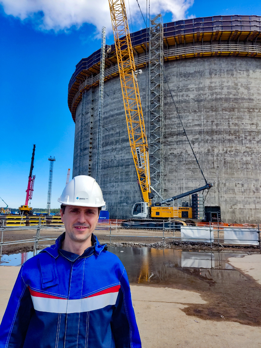 Возле изотермического резервуара  для хранения СПГ объемом 240 000 м3