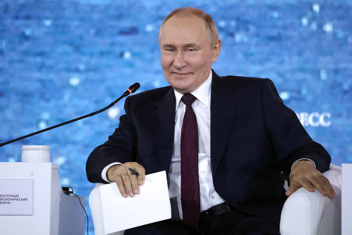    Владимир Путин на пленарном заседании ВЭФ призвал запустить новый этап развития Дальнего Востока и в рамках дискуссии  обсудил ситуацию вокруг Украины./Константин Завражин/ РГ