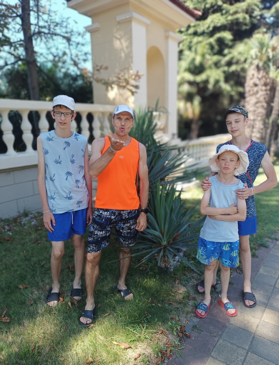 Проходили в плавательных шортах все время. И в одних майках. Мальчики минималисты...