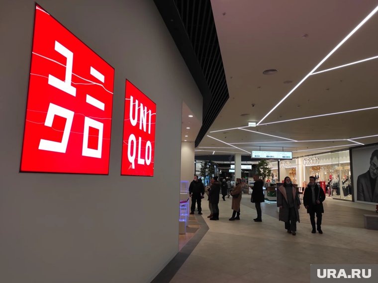    Особое внимание привлекают варианты логотипа Uniqlo в красном и зеленом цветах