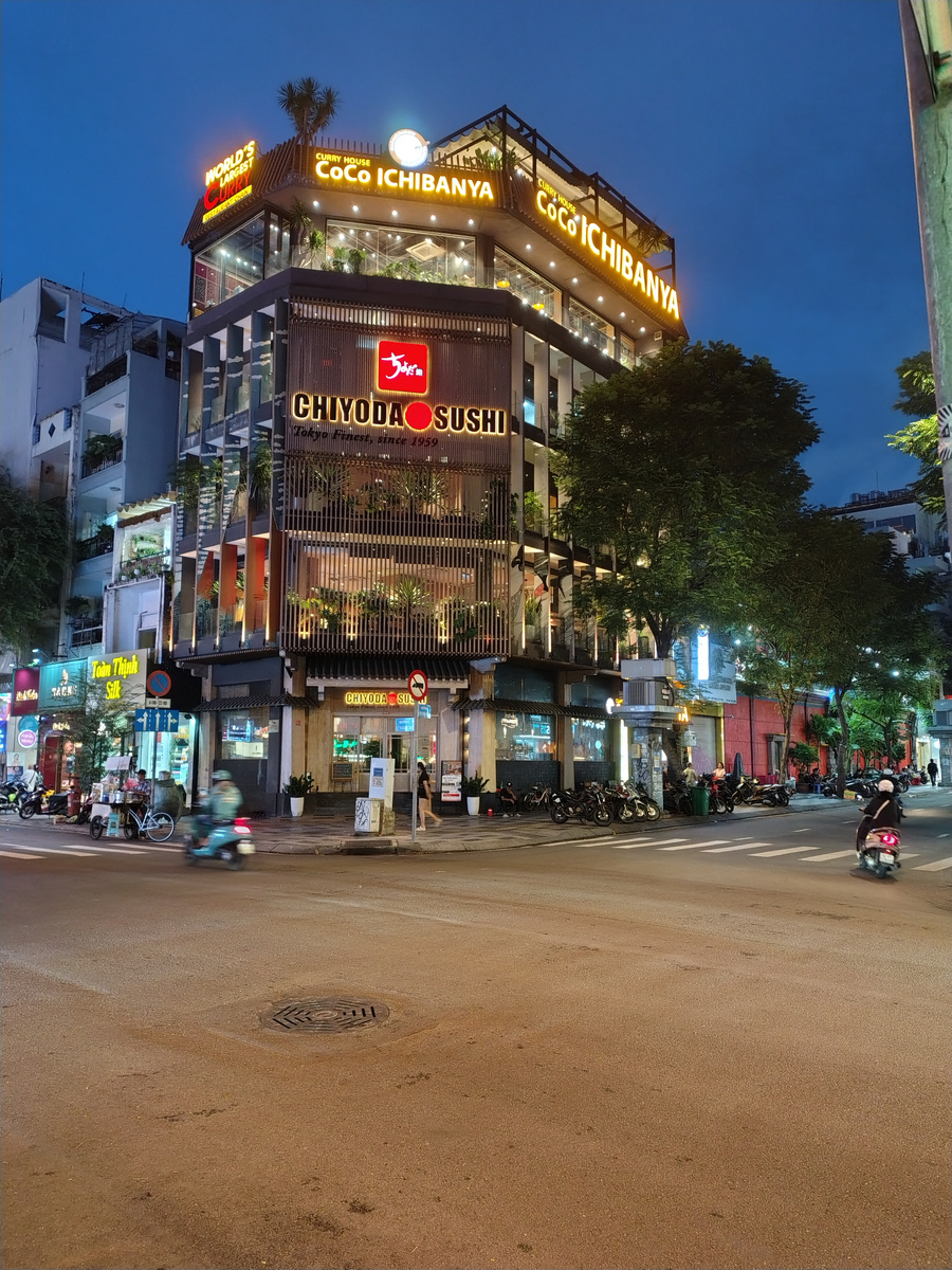 Дом неподалеку от гостиницы, где на каждом этаже кафе и рестораны. Ну и караоке звучит из каждого.