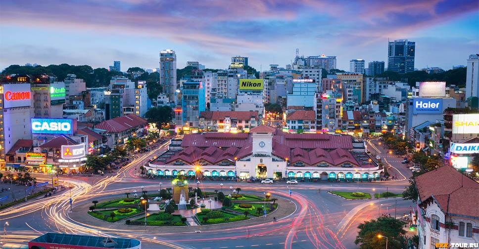 Фото рынка для туристов. Наверное раннее утро, потому что слишком уж пусто вокруг.