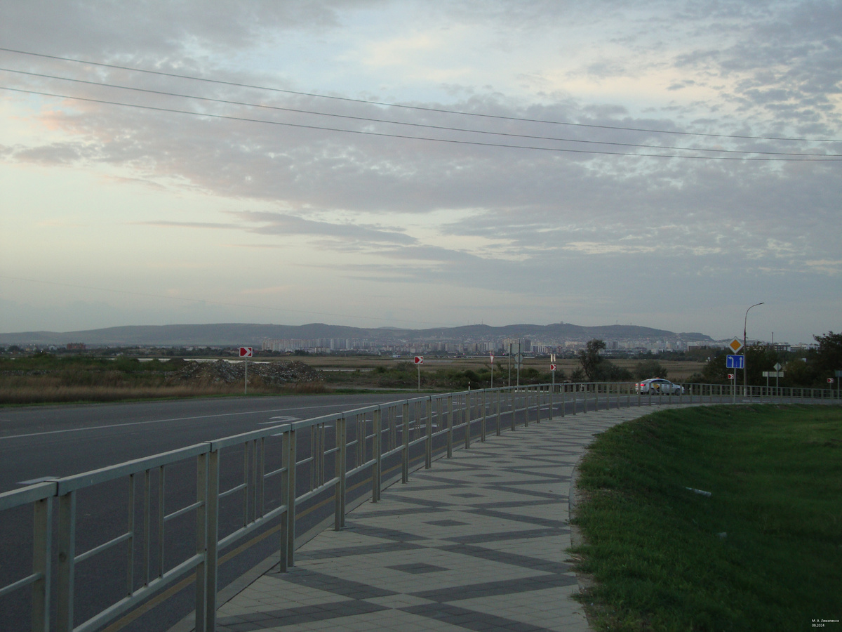 Сентябрьское утро в Анапе. Вид на центр и южную часть города. Начало Кавказских гор.