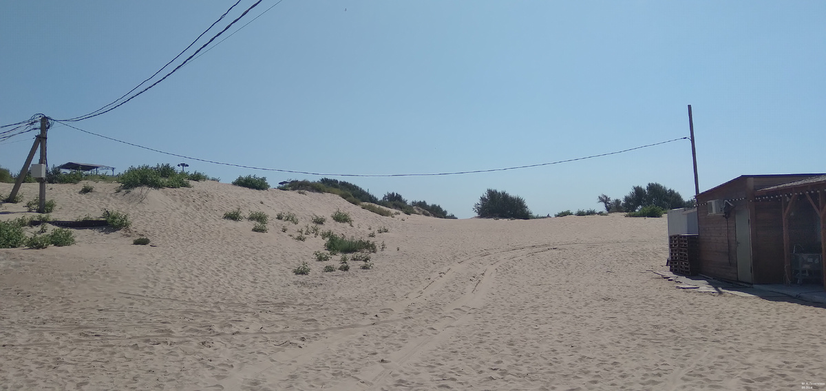 Песчаное побережье аккумулятивного типа, село Витязево.