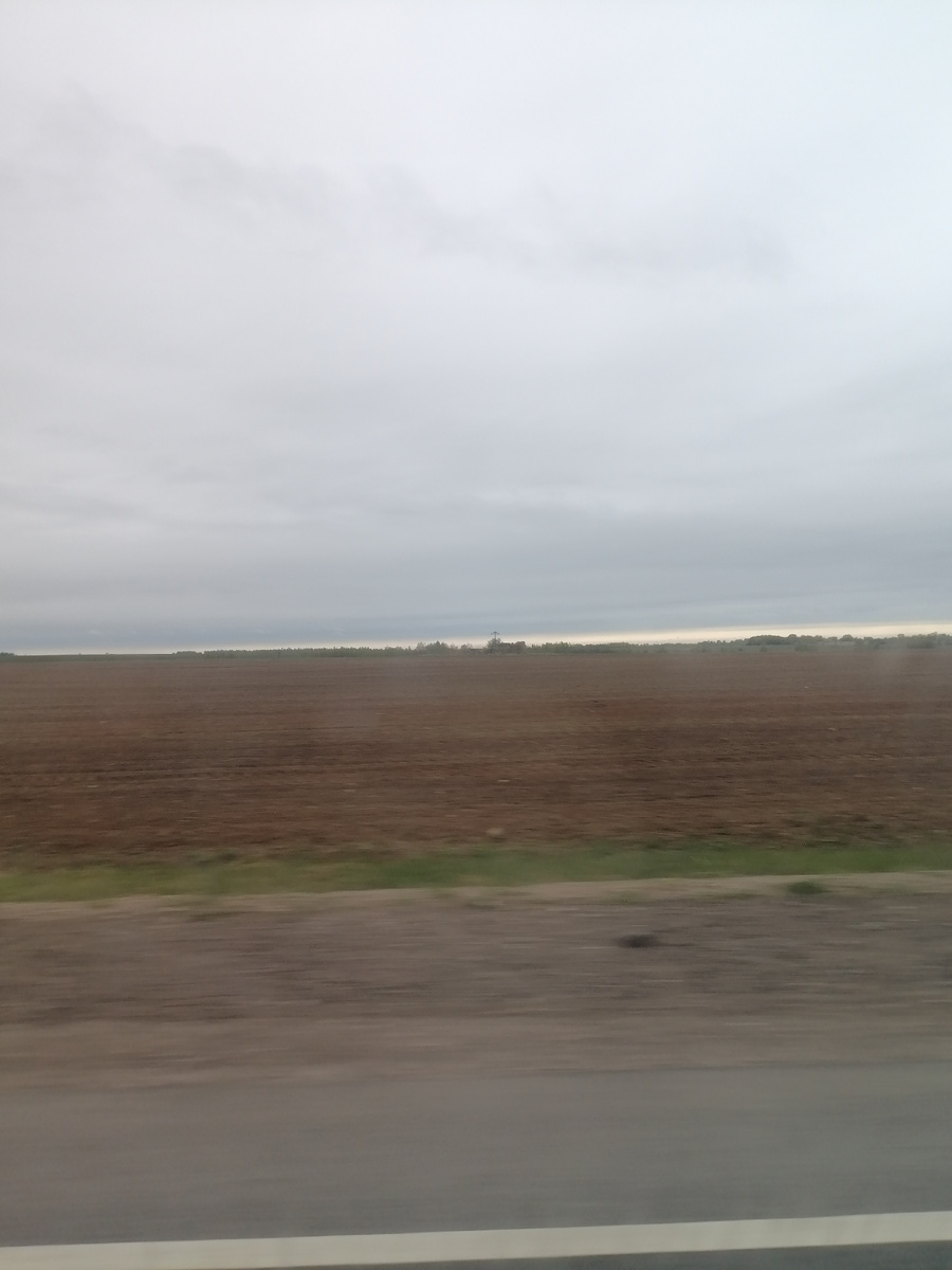 Вдали виден памятный крест