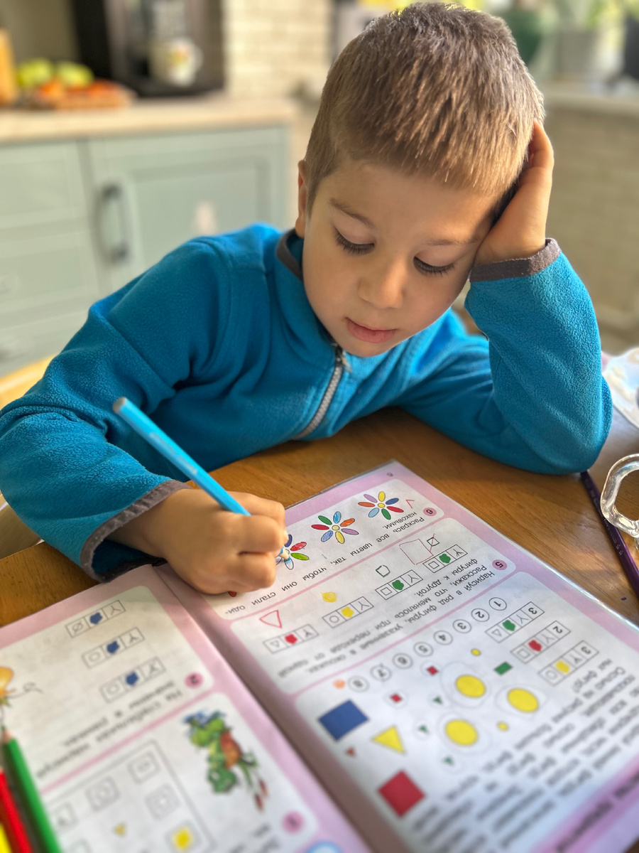 Фото автора. Делаем небольшое домашнее задание по математике