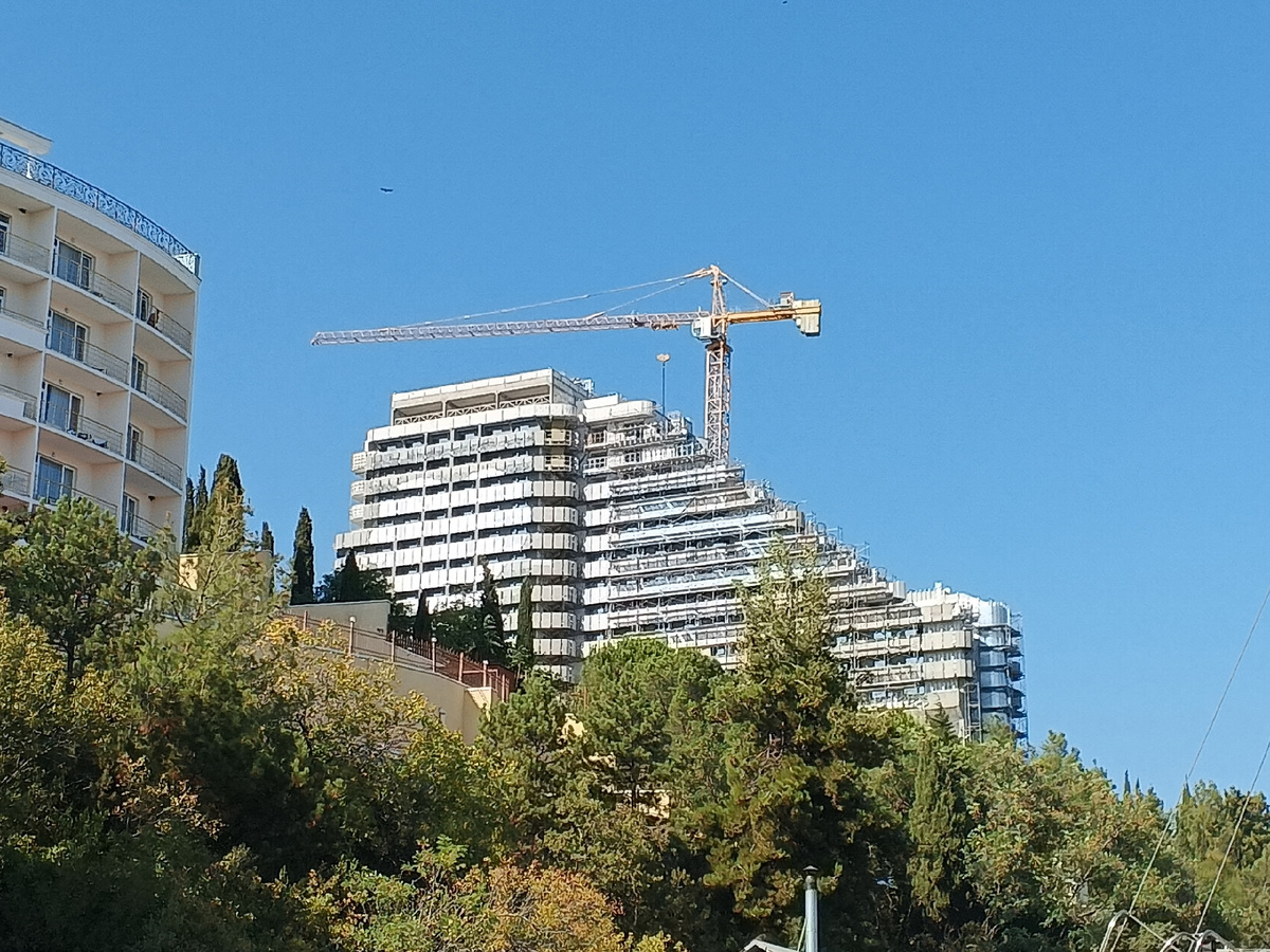 Пансионат Нева (Утюг). Что корпус, что кран так и стоят больше 30 лет в неизменном виде. Фото Галины Малышевой.