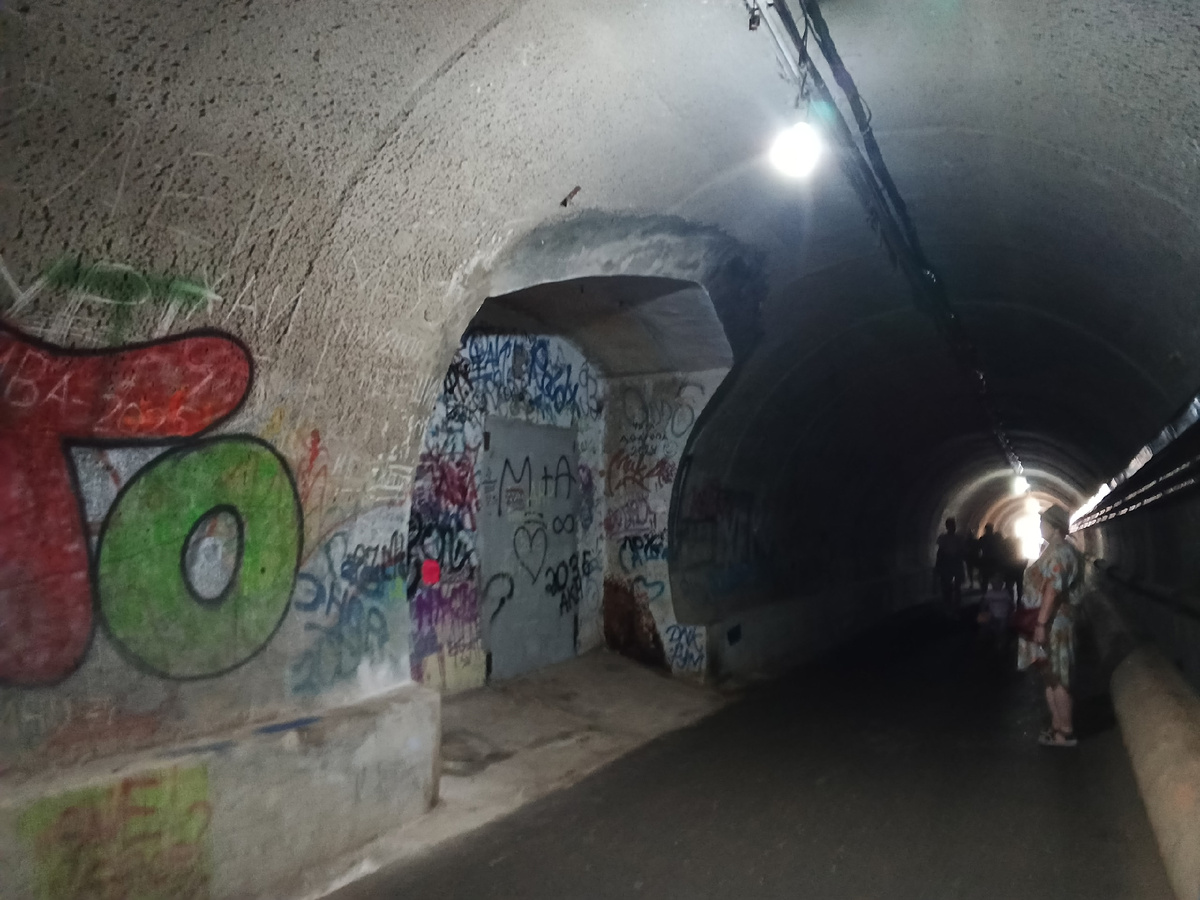 Вот он, вход в лифт. Фото Галины Малышевой.