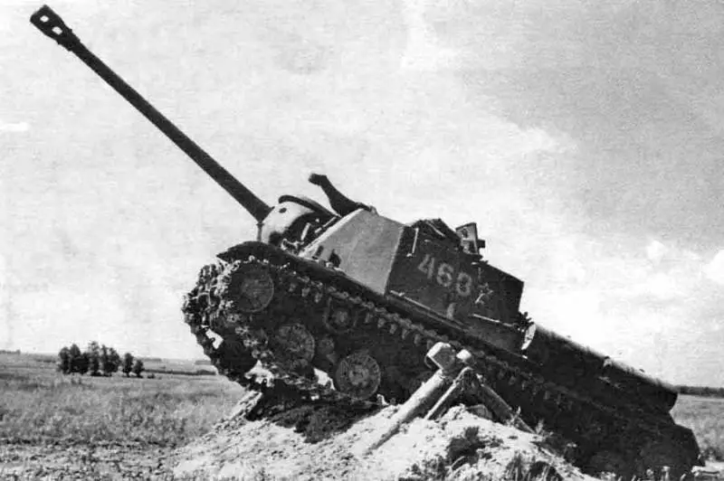 ИСУ-122 преодолевает препятствие. Фотография в свободном доступе.