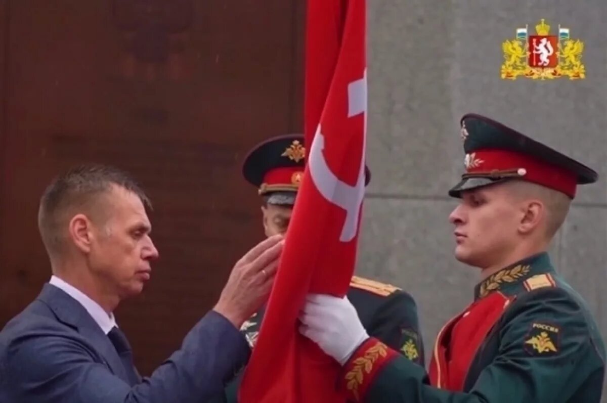    От Екатеринбурга Челябинску передали копию Знамени Победы