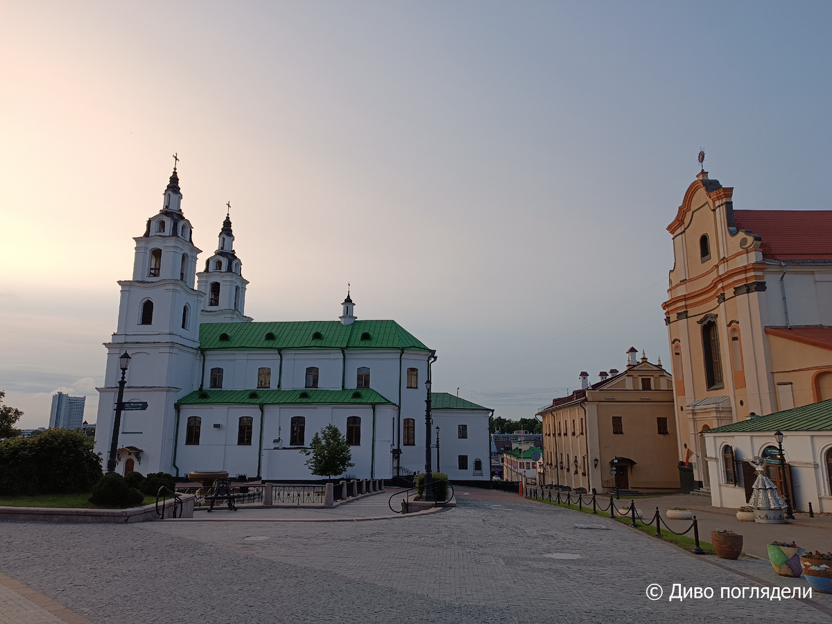 Минск. Исторический район Верхний город. Кафедральный собор Сошествия Святого Духа и монастырь бернардинцев.