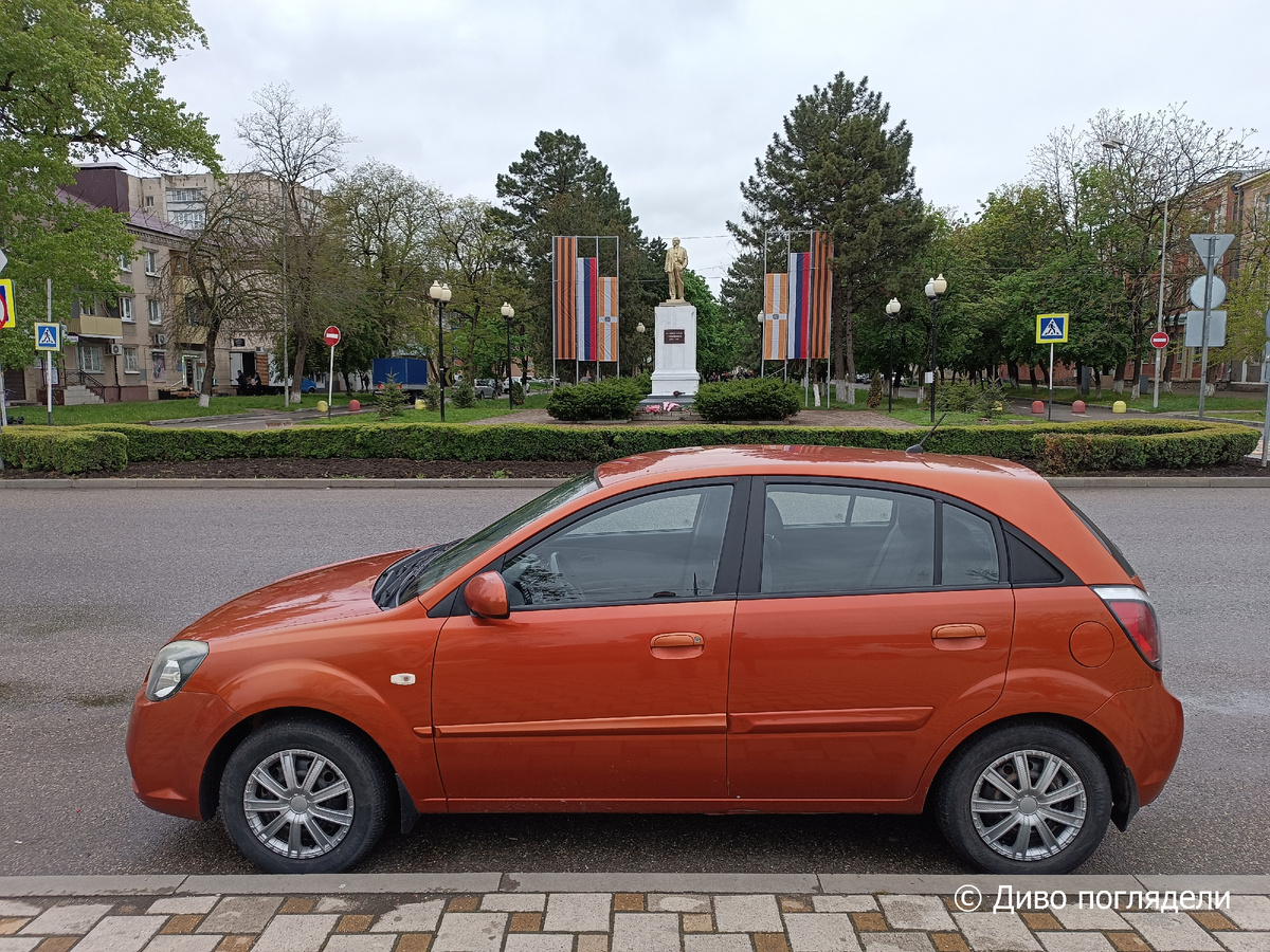 Наш яркий помощник :) У памятника В.И. Ленину в г. Минеральные Воды.