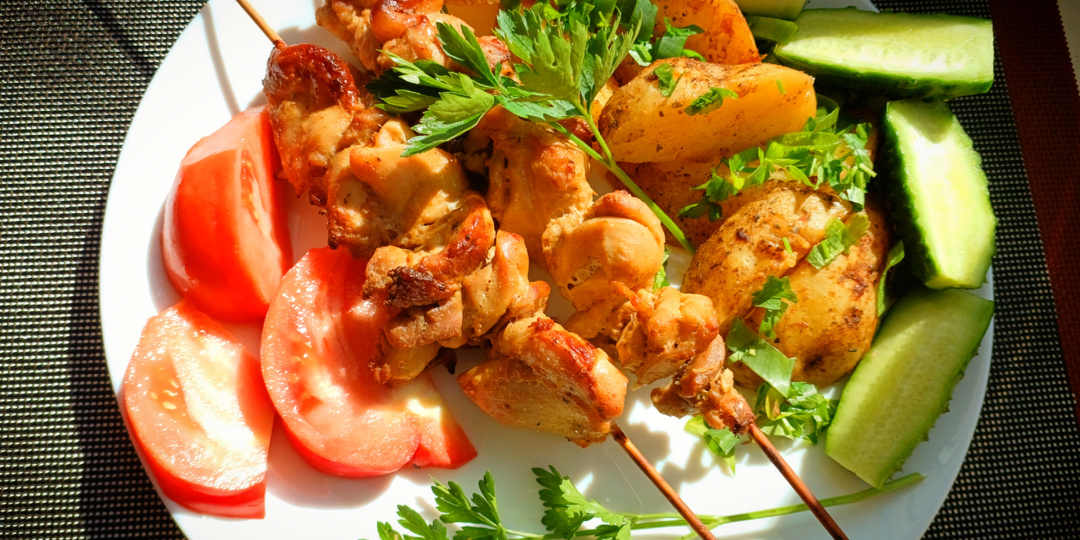 Курица на шпажках с пряным картофелем. Минимум усилий, максимум вкуса!