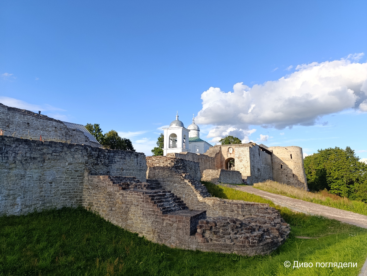 На переднем плане – основание Плоской башни, в этой башне в ходе археологических раскопок был обнаружен колодезный сруб. А чуть дальше Никольские ворота – главные ворота в крепость и Колокольная башня.