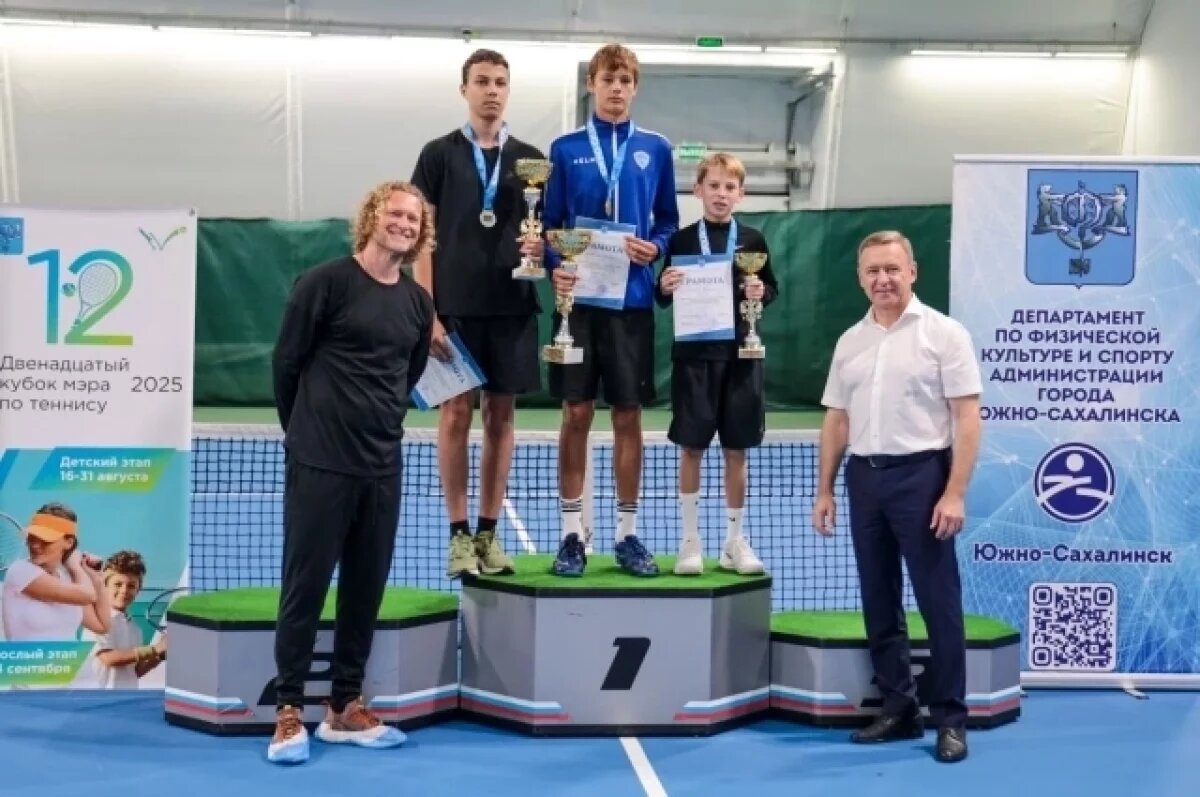    Награждение призеров детского этапа XII Кубка мэра по теннису.