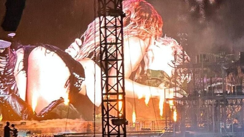 Поцелуй Егора Крида на концерте