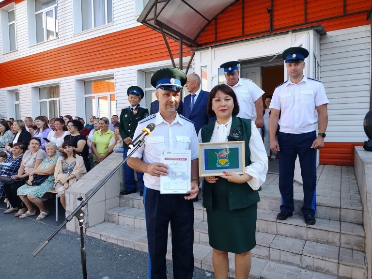    В школьный музей посёлка Караванного передали космическую реликвию Вячеслав Войтин